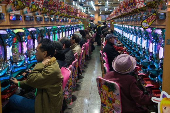 How do Pachinko parlors promote responsible gambling?