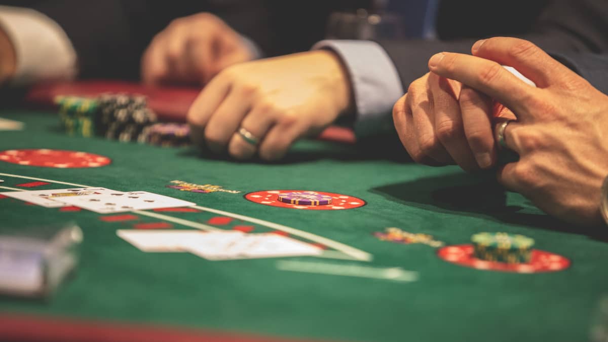 How to manage emotions while playing blackjack?
