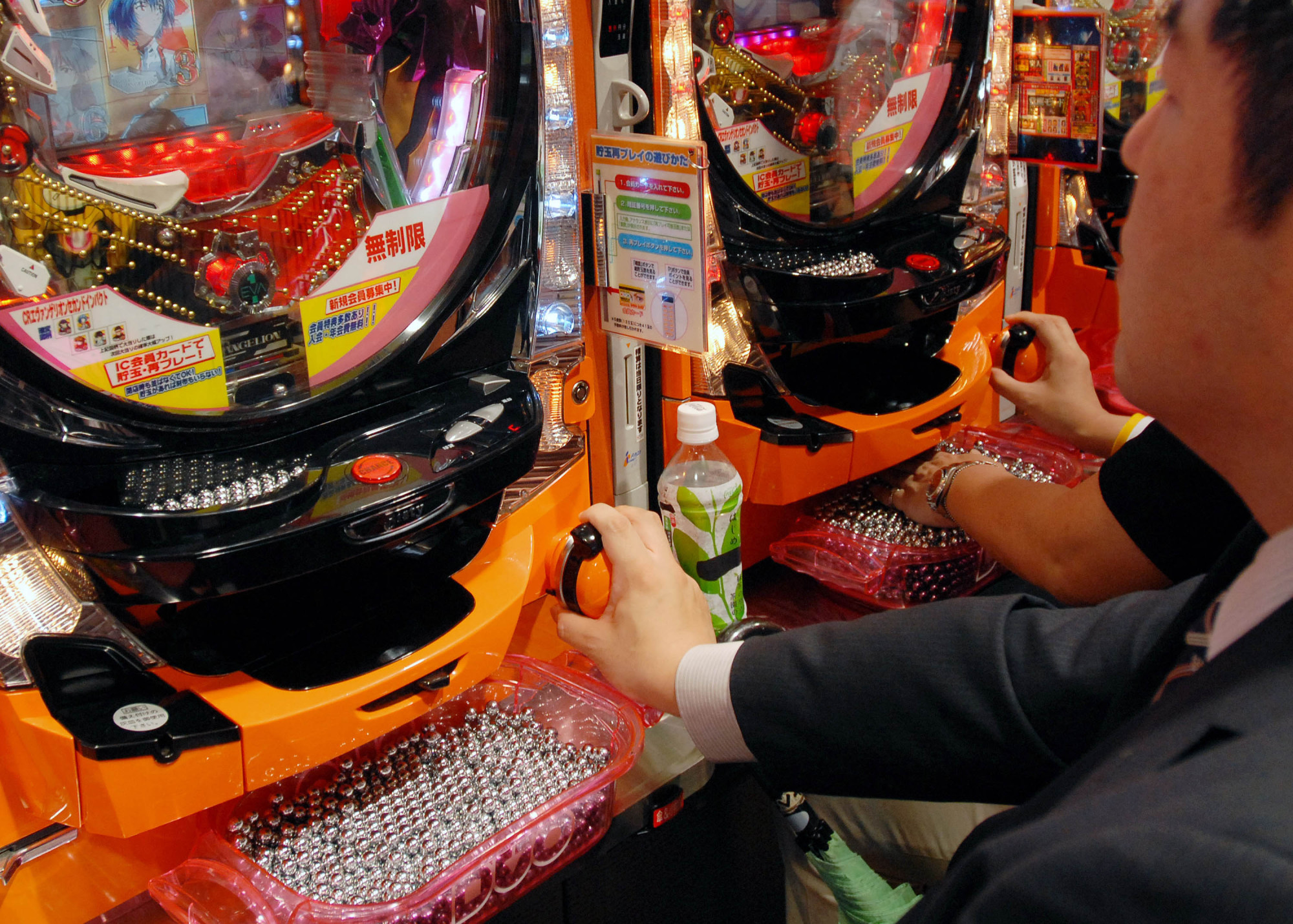 What's the social aspect of playing Pachinko?